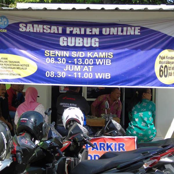 Warga menunggu layanan samsat paten